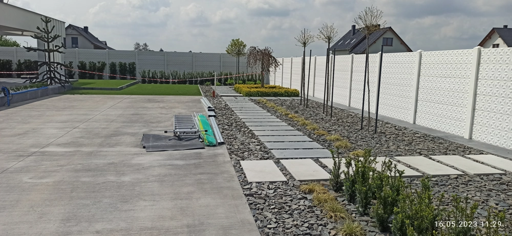 Układanie płyt betonowych na podjeździe i ścieżce z podsypką kamienną