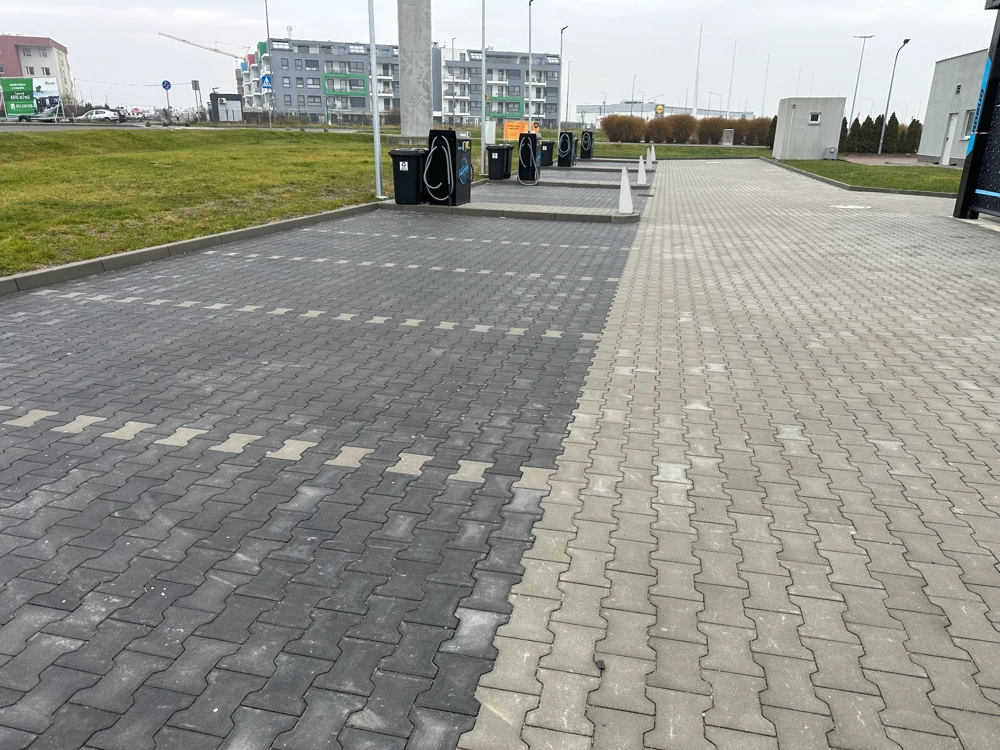 Parking z kostki brukowej z wytyczonymi miejscami postojowymi – realizacja usługi układania kostki brukowej